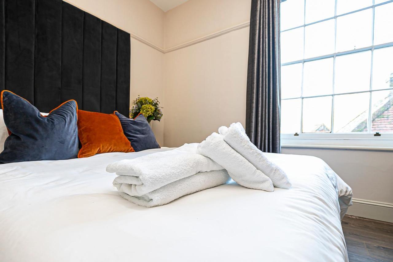 Pages Hotel And Guesthouse ハーロウ エクステリア 写真